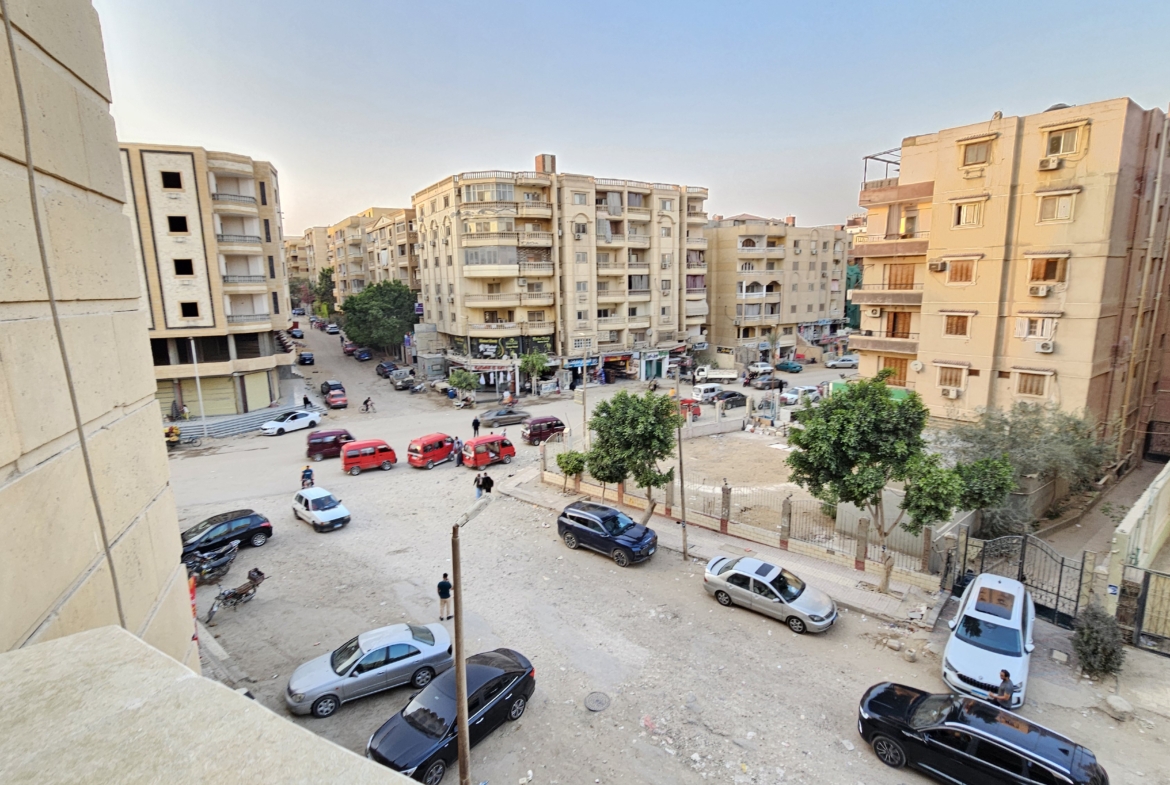 بها2 بلكونة وعلى شارع رئيسي شقة للبيع بحدائق الاهرام موقع مميز وسعر مناسب