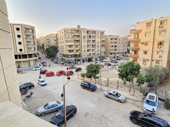بها2 بلكونة وعلى شارع رئيسي شقة للبيع بحدائق الاهرام موقع مميز وسعر مناسب