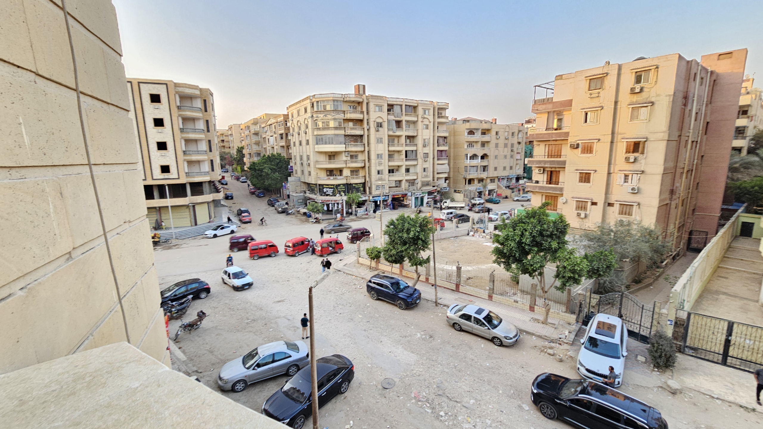بها2 بلكونة وعلى شارع رئيسي شقة للبيع بحدائق الاهرام موقع مميز وسعر مناسب