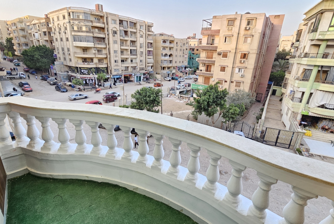 بها2 بلكونة وعلى شارع رئيسي شقة للبيع بحدائق الاهرام موقع مميز وسعر مناسب